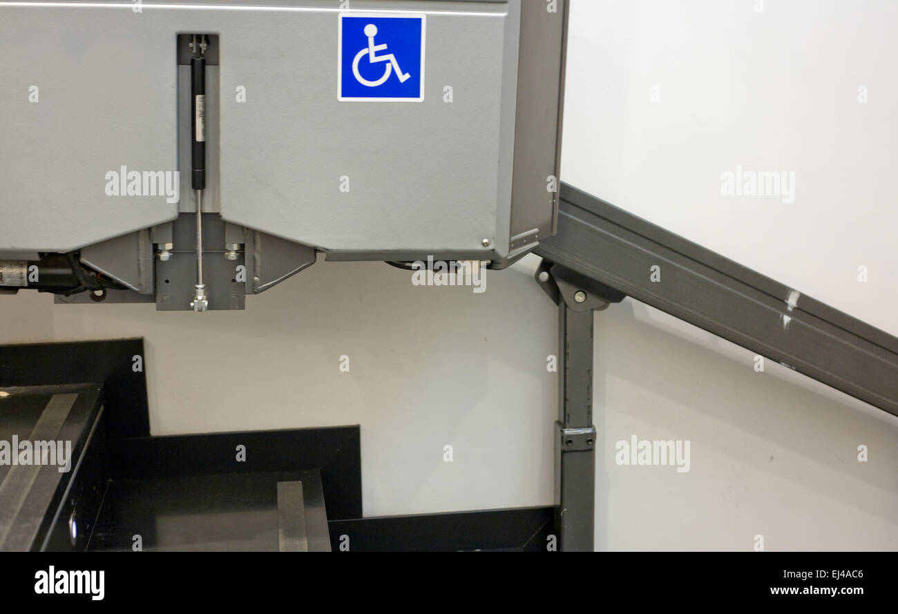 Ascenseur pour personnes handicapées ou âgées, de monter un escalier dans un magasin de vêtements Banque D'Images