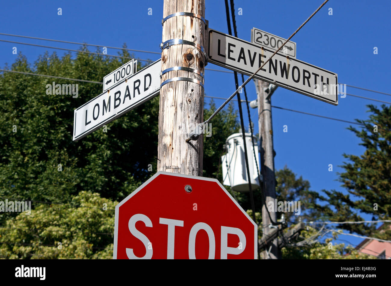 La signalisation routière de la célèbre Lombard Street et Leavenworth, à San Francisco, USA. Banque D'Images