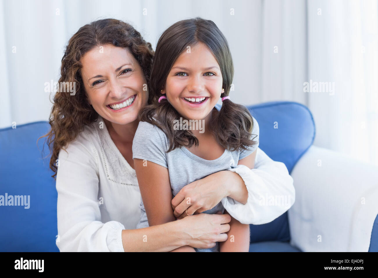 Happy mother and daughter smiling at camera Banque D'Images