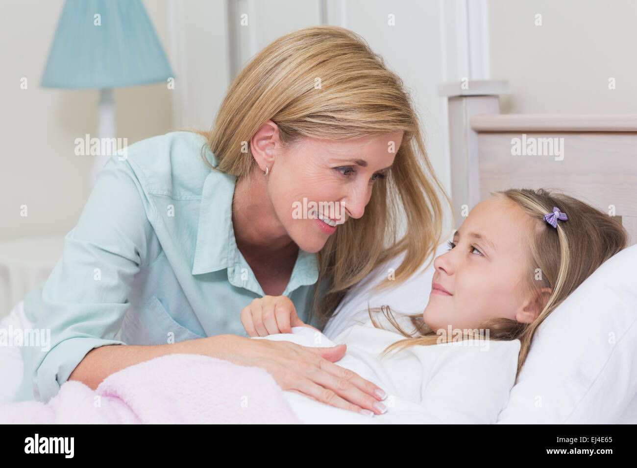 Happy mother and daughter smiling at each other Banque D'Images