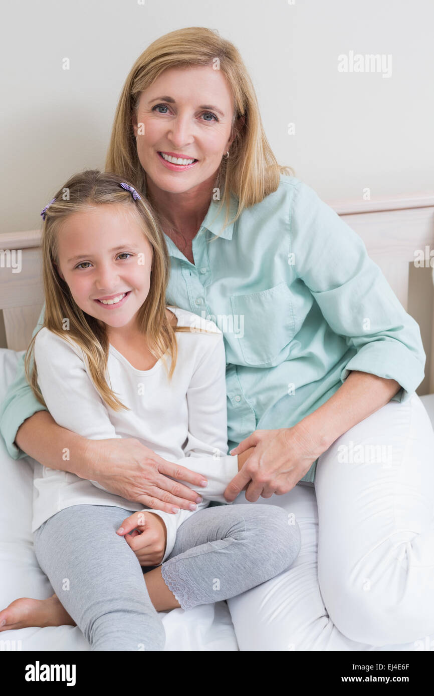 Happy mother and daughter smiling at camera Banque D'Images