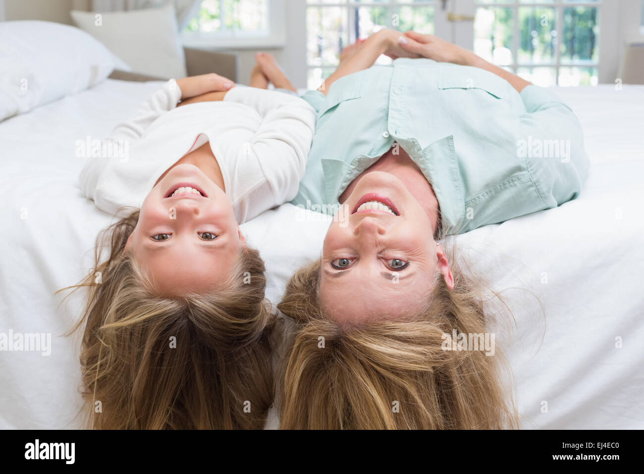 Mère et fille coucher sur lit Banque de photographies et d’images à haute résolution Alamy