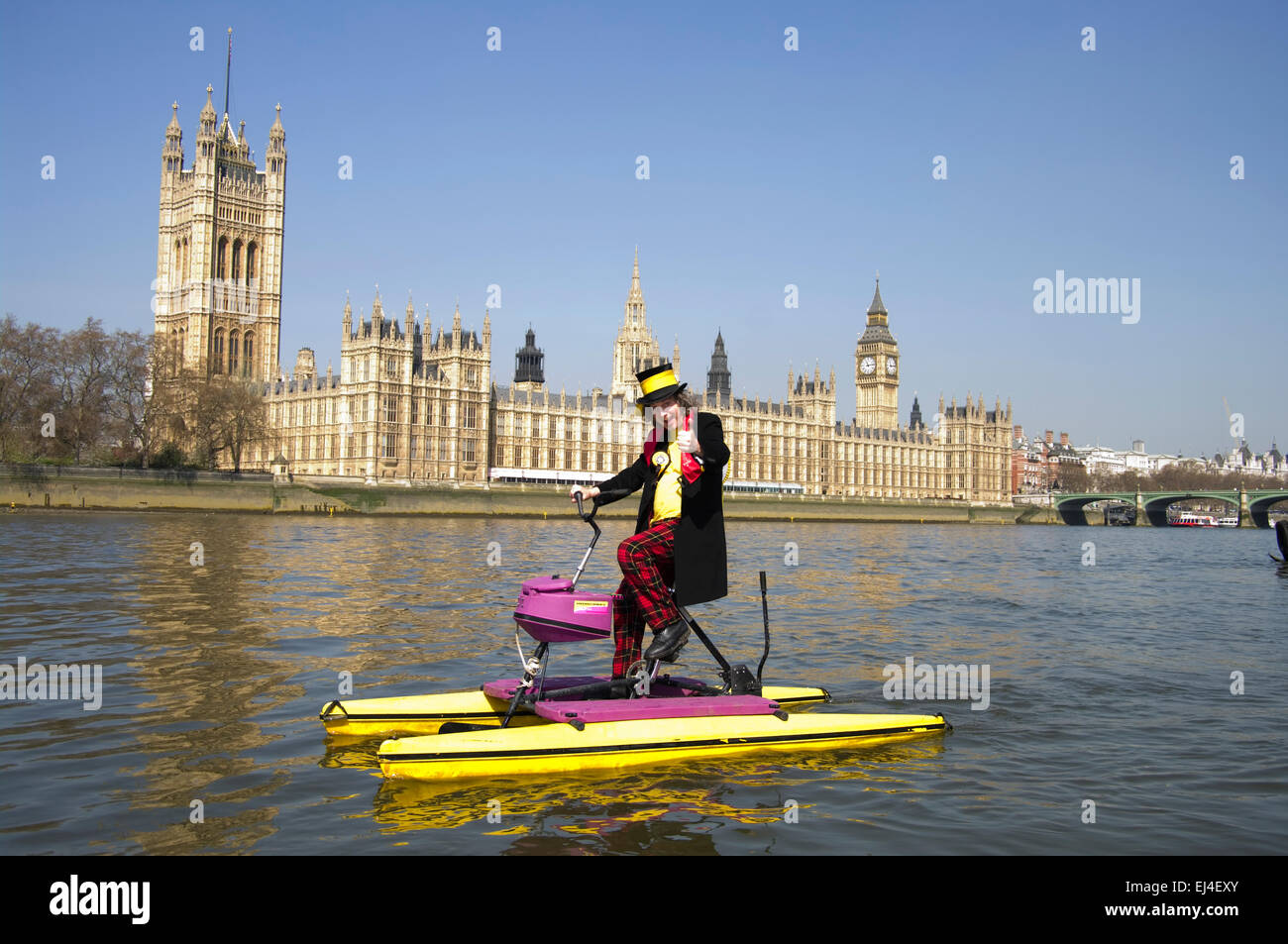 Monster Raving Loony partie candidats sur des vélos flottant sur la Tamise, en face de la Chambre du Parlement en mai 2010 Banque D'Images