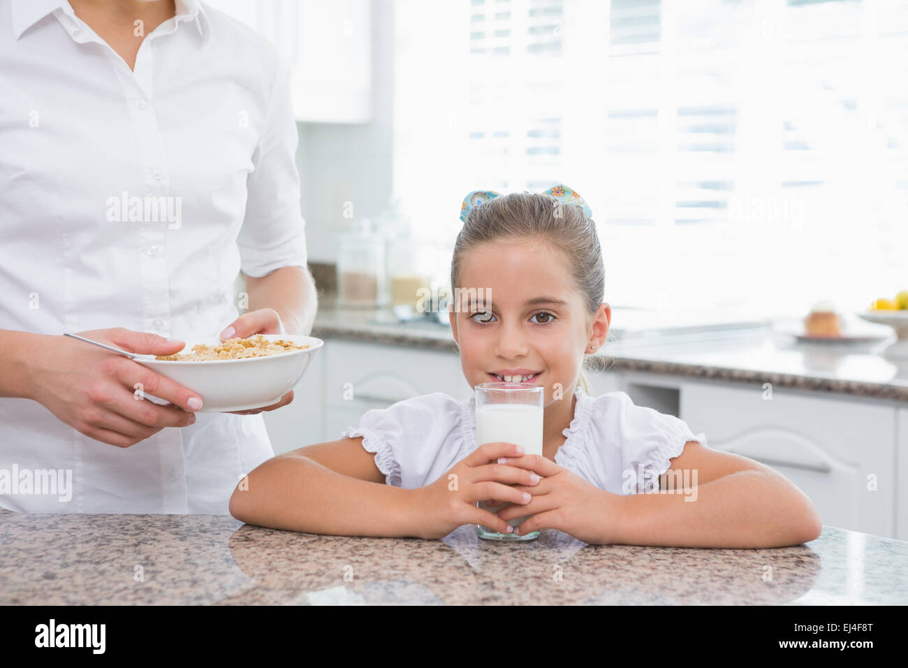 Mère et fille de prendre le petit déjeuner Banque D'Images