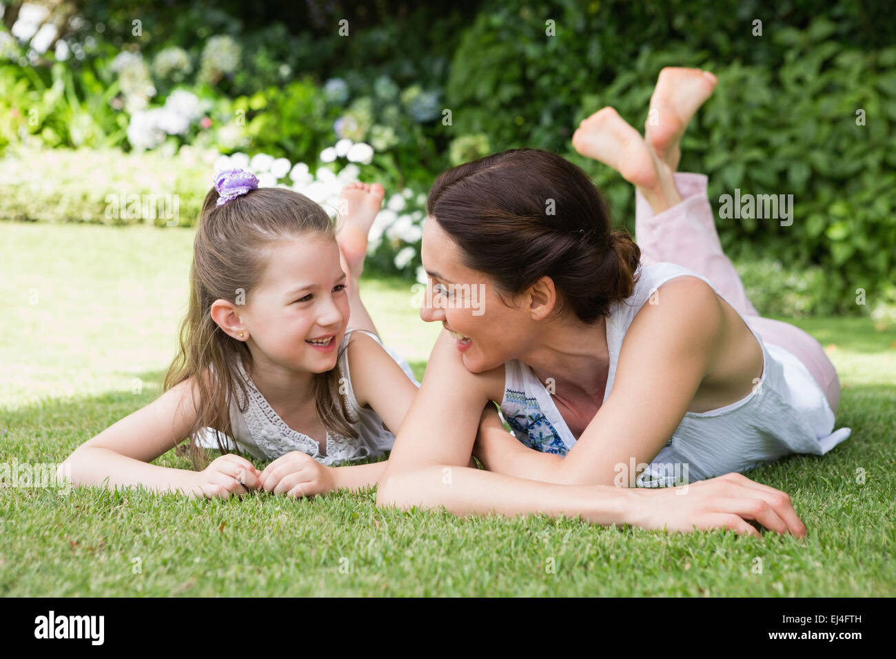 Mère et fille smiling at each other Banque D'Images