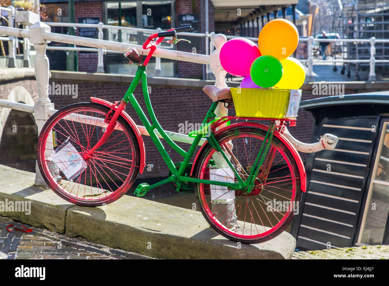 Ville historique d'Alkmaar, Hollande du Nord, Pays-Bas, vélo hollandais, coloré, avec des ballons, Banque D'Images