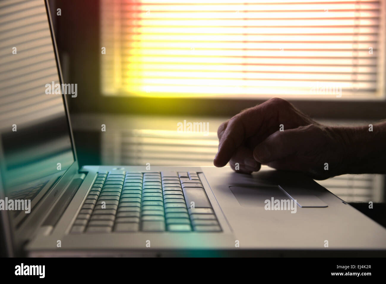 Un homme travaillant sur ordinateur portable MacBook Pro . Banque D'Images