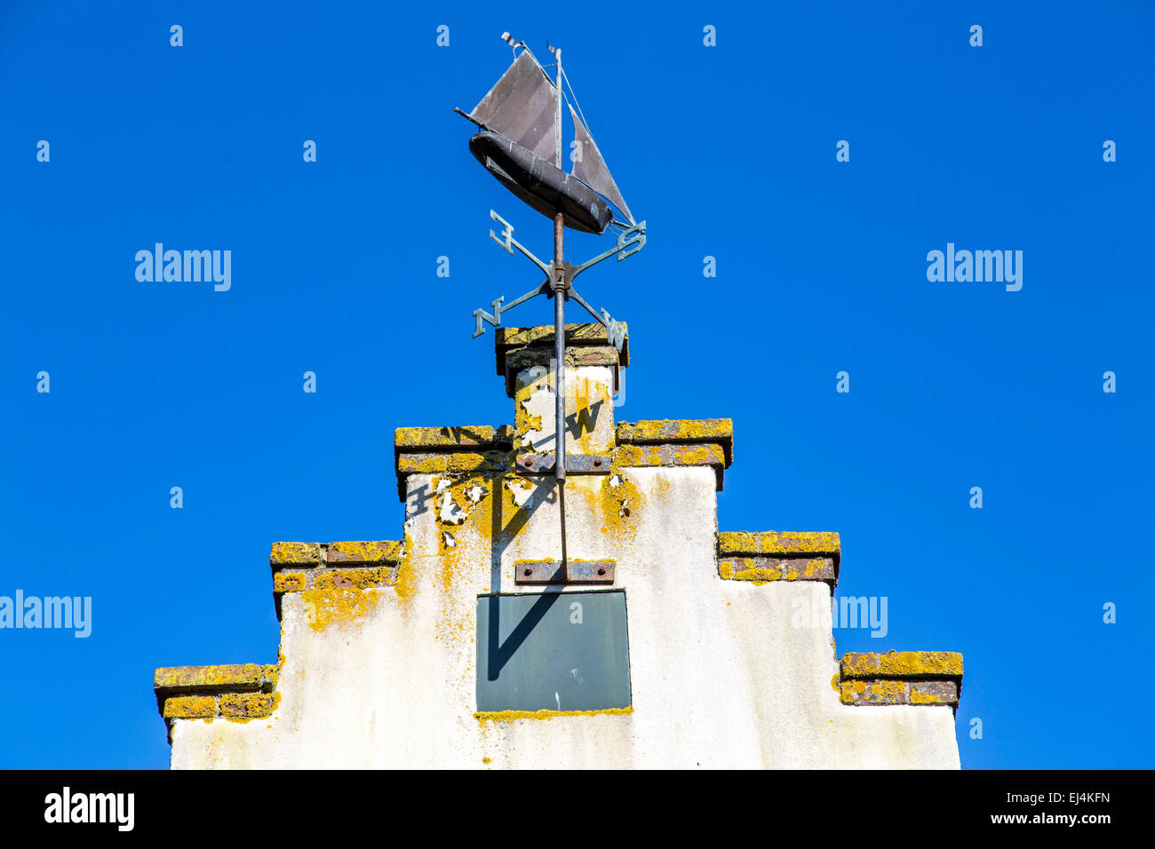 Ville historique d'Amsterdam, Hollande du Nord, près de l'IJsselmeer, navigation bateau comme girouette Banque D'Images