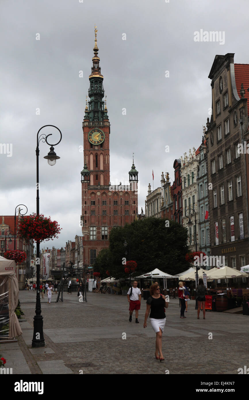 Les gens à pied en face de l'hôtel de ville médiéval à long marché (Dlugi Targ) à Gdansk, Pologne. Banque D'Images