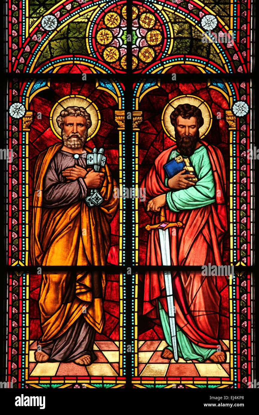 Les Saints Pierre et Paul. Vitrail par Dresde glass master Bruno Urban (1885) dans la cathédrale de Riga à Riga, Lettonie. Banque D'Images