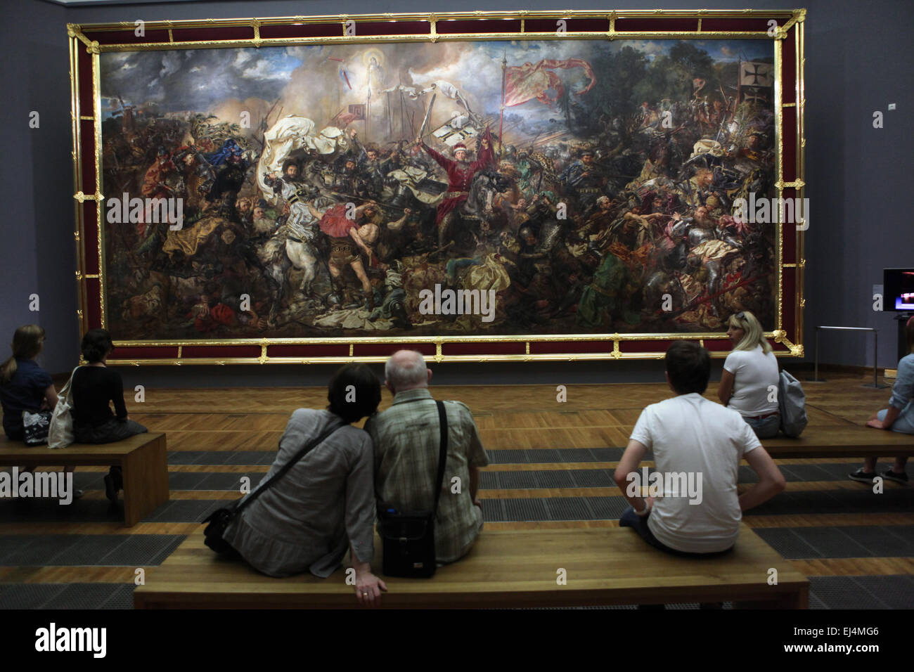 Visiteurs en face de la peinture de la bataille de Grunwald par peintre polonais Jan Matejko dans le Musée National de Varsovie, Pologne. Banque D'Images