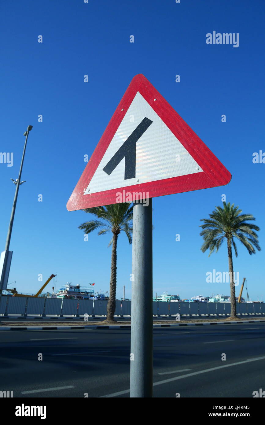 Panneau de circulation fusionner avec road ahead, Dubaï, Émirats Arabes Unis Banque D'Images
