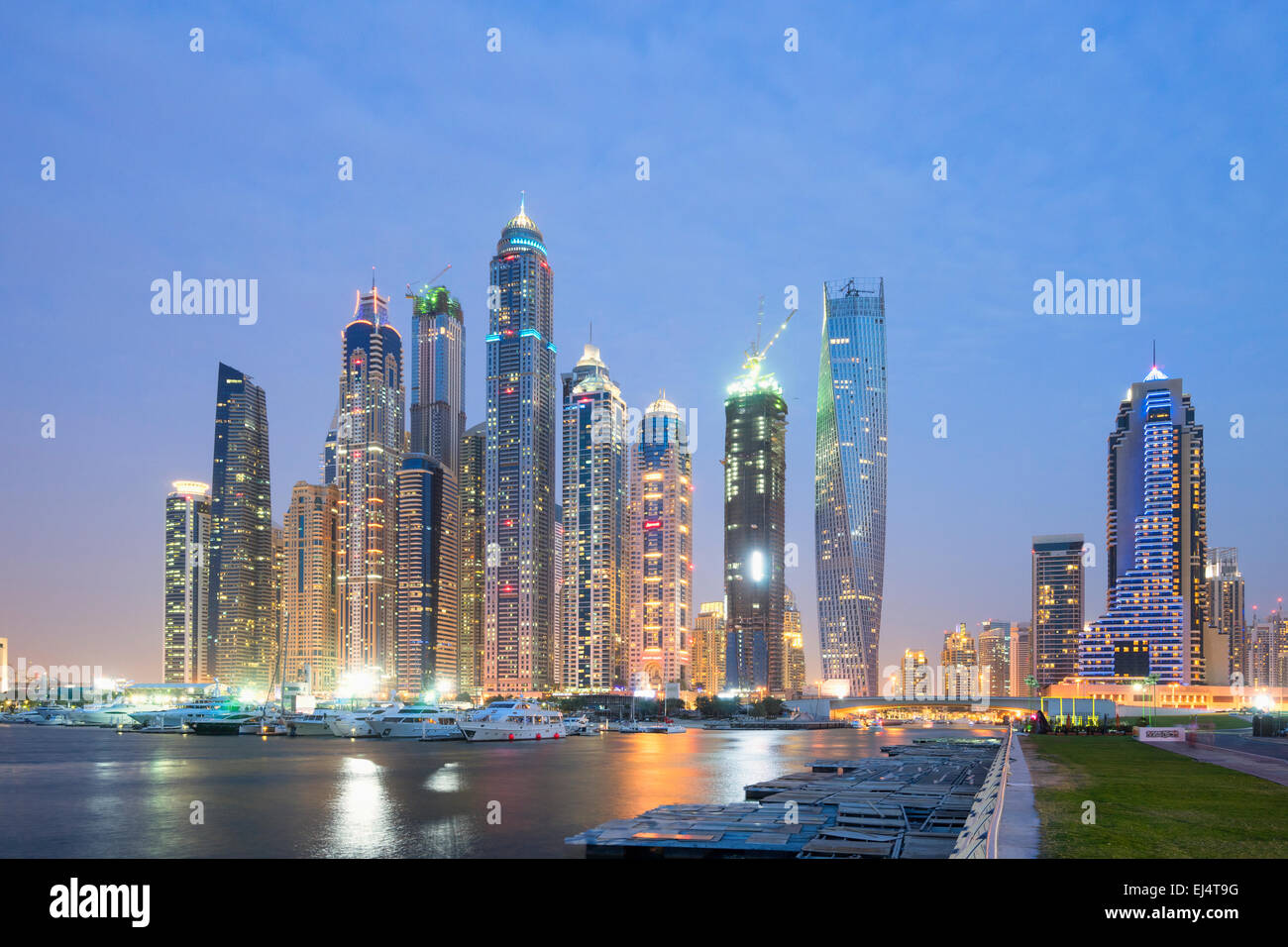 Soir d'horizon de gratte-ciel au quartier du port de plaisance de Dubaï Émirats Arabes Unis Banque D'Images