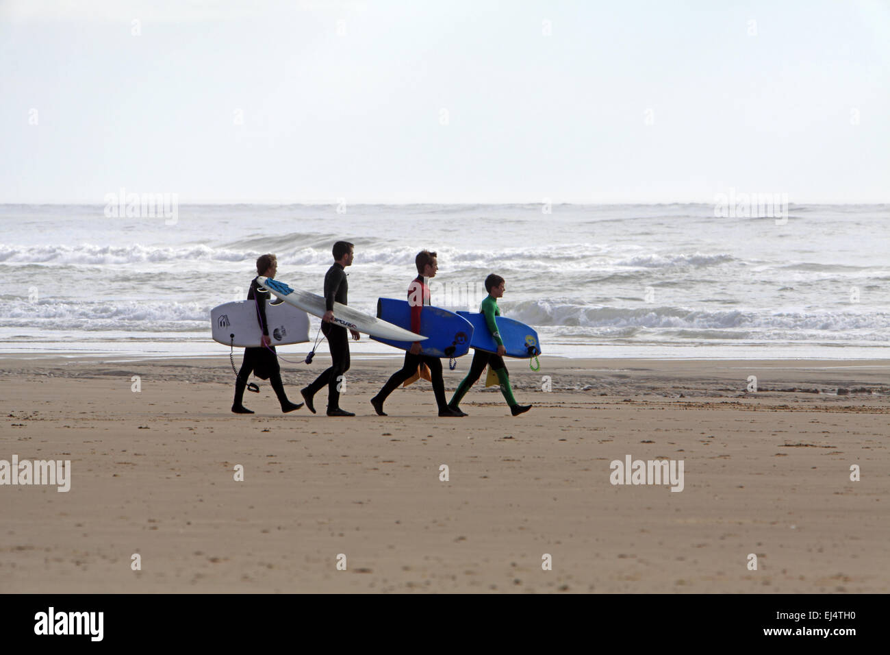 Session de surf sur la Côte Sauvage, La Tremblade, Océan Atlantique, Aquitaine, France Banque D'Images
