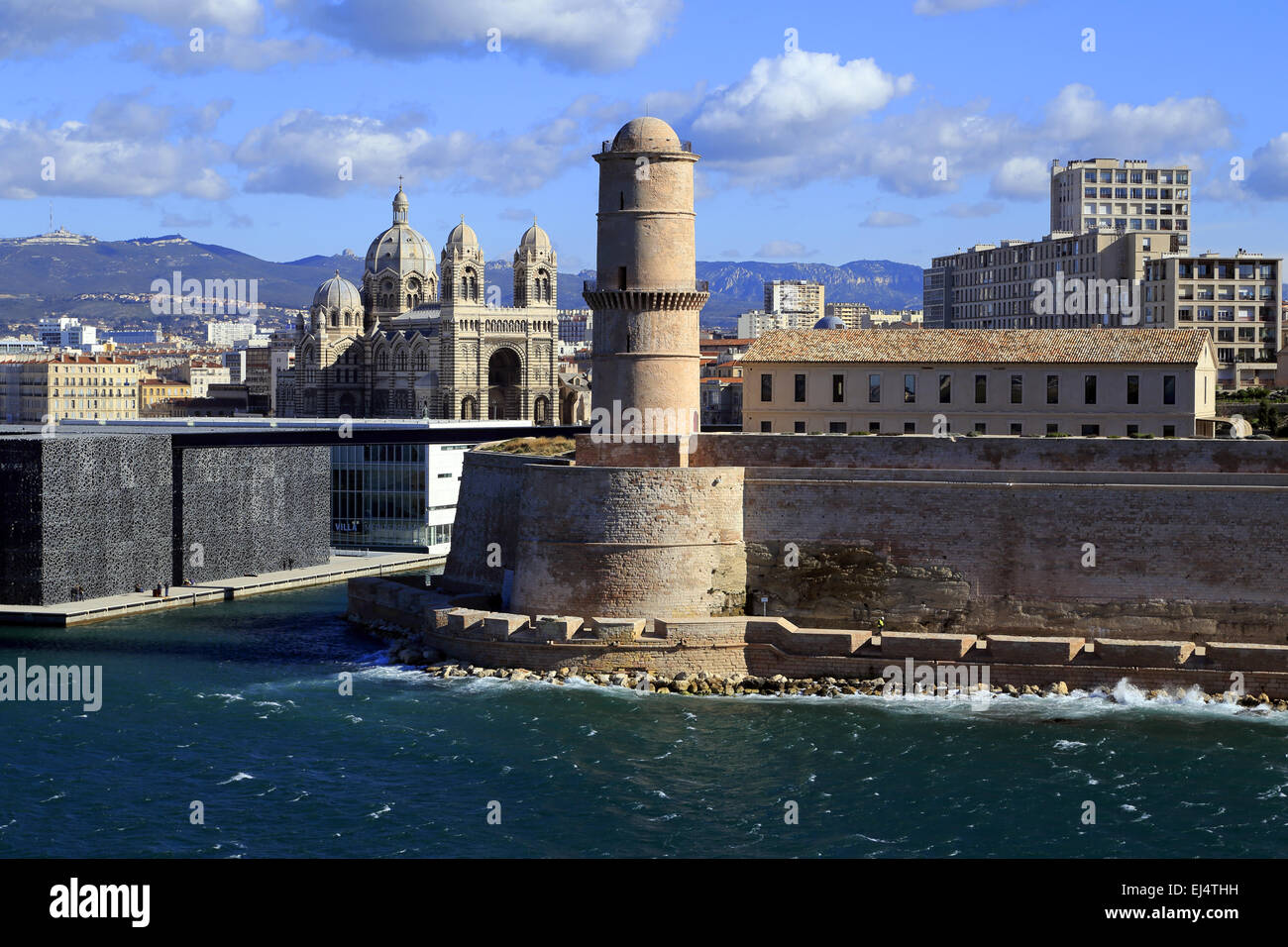 Le Mucem et le Fort Saint-Jean, à l'entrée du Vieux Port de Marseille, France Banque D'Images