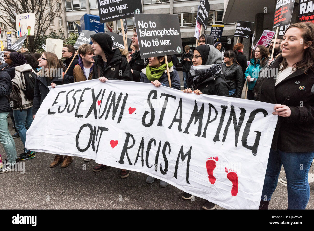 Londres, Royaume-Uni. 21 mars, 2015. Les étudiants de l'Université d'Essex a rejoint des milliers de manifestants se sont rassemblés aujourd'hui à Londres pour participer à la mise en place de démonstration Le racisme aujourd'hui. La manifestation nationale contre le racisme et le fascisme a lieu un mois avant l'élection générale et envoie un puissant message aux politiciens. Credit : Gordon 1928/Alamy Live News Banque D'Images