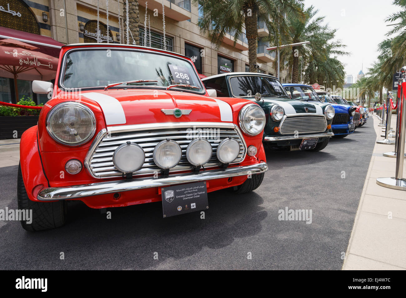 Vintage Mini voitures sur l'affichage à l'Unis Voiture Classique Festival Mars 2015 au centre-ville de Dubaï aux Émirats Arabes Unis Banque D'Images