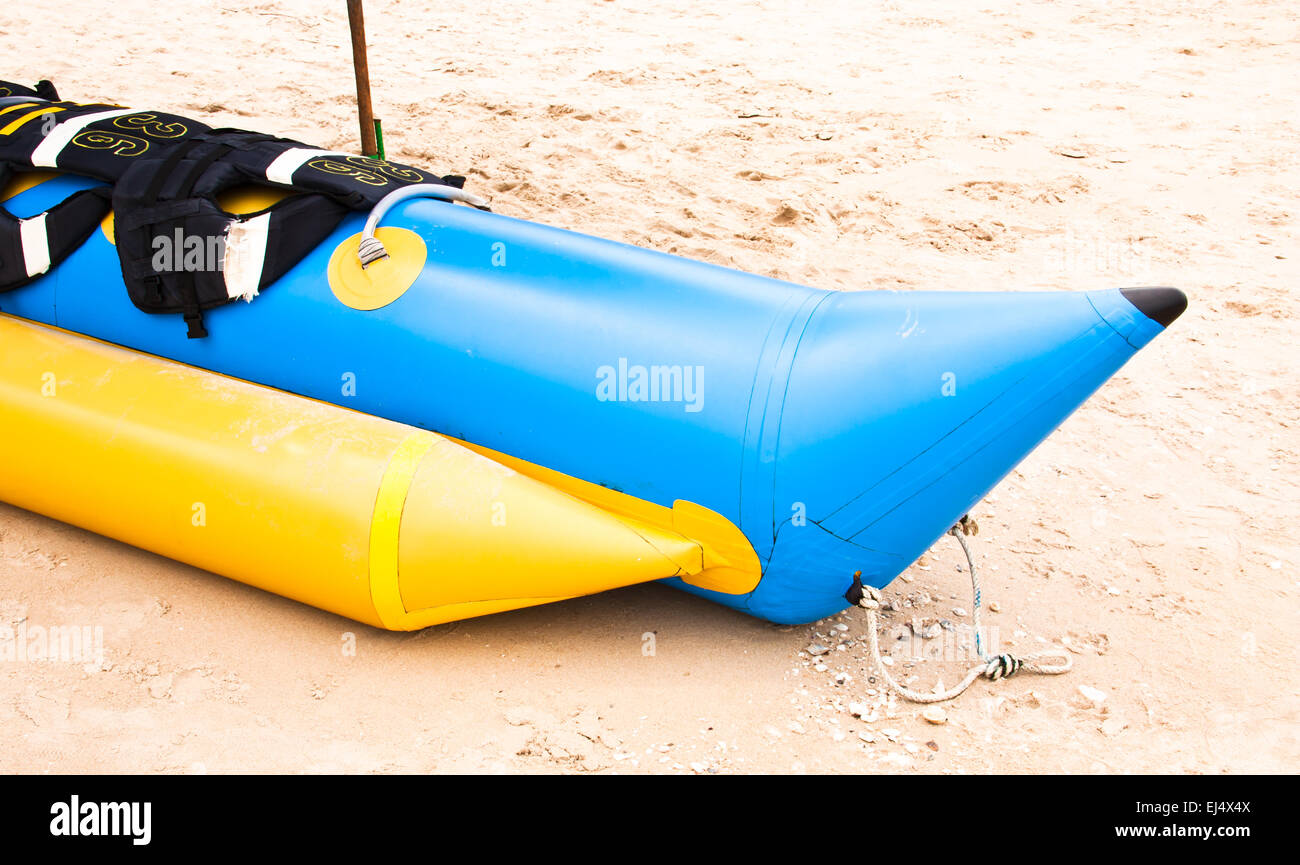 Banana Boat on beach pour les touristes venant à jouer. Banque D'Images