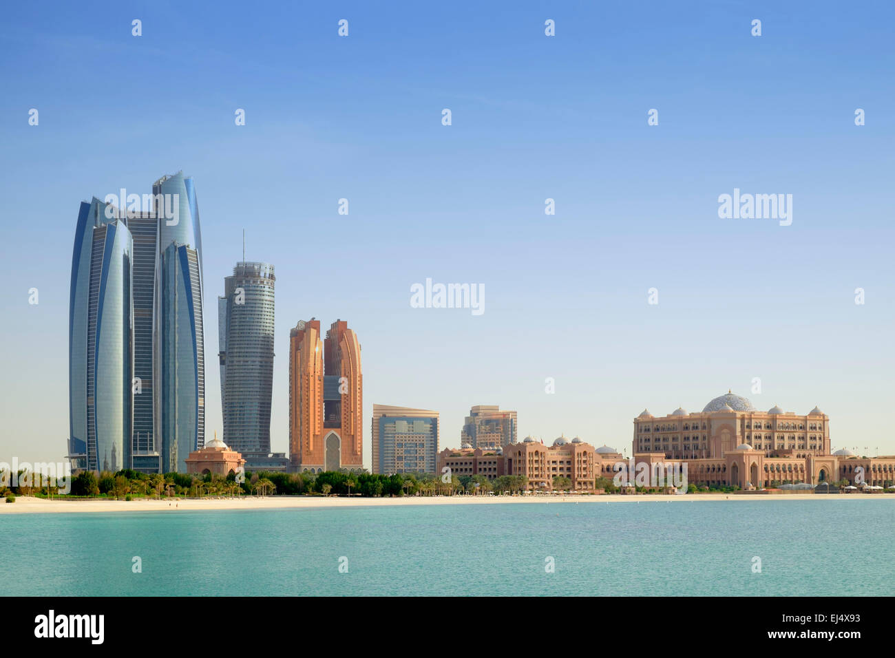 Vue sur l'horizon de jour d'Abu Dhabi dans les Émirats Arabes Unis Banque D'Images