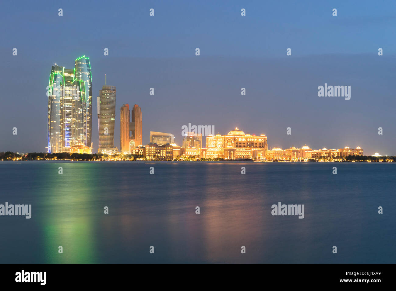 Vue sur l'horizon du soir de Abu Dhabi avec hôtel Emirates Palace en Émirats Arabes Unis Banque D'Images