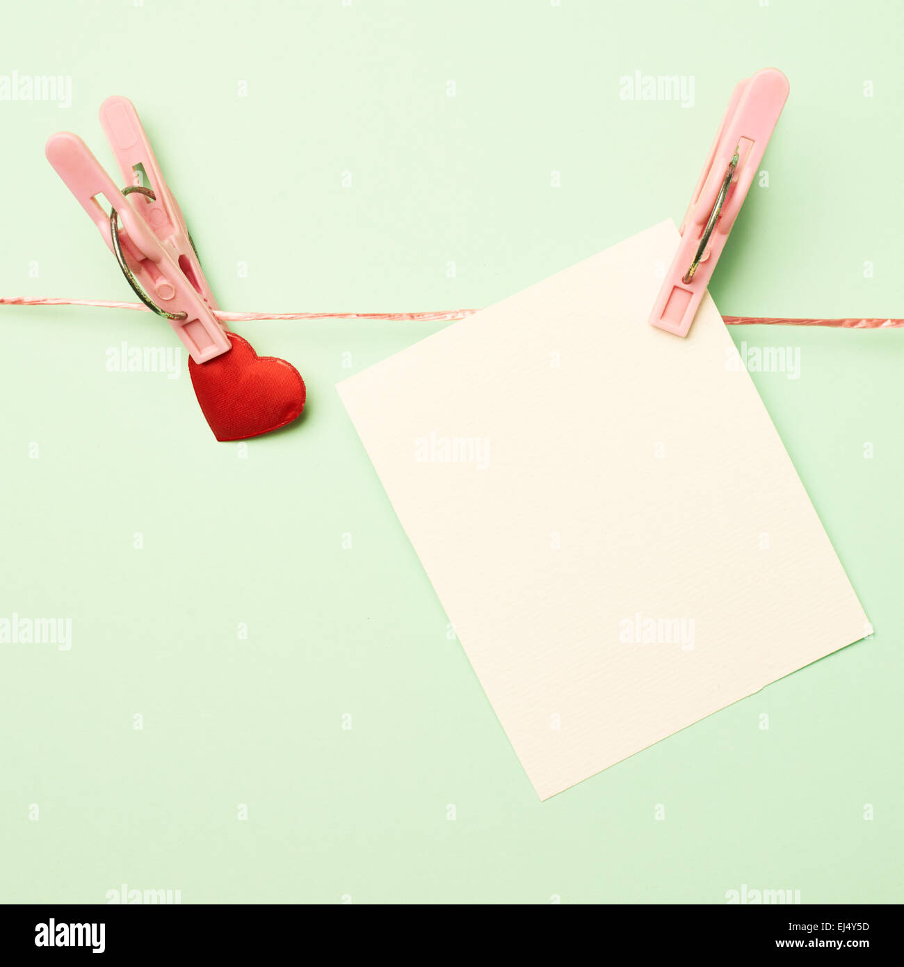 Cœur et attaché avec une carte de vœux clothespin Banque D'Images