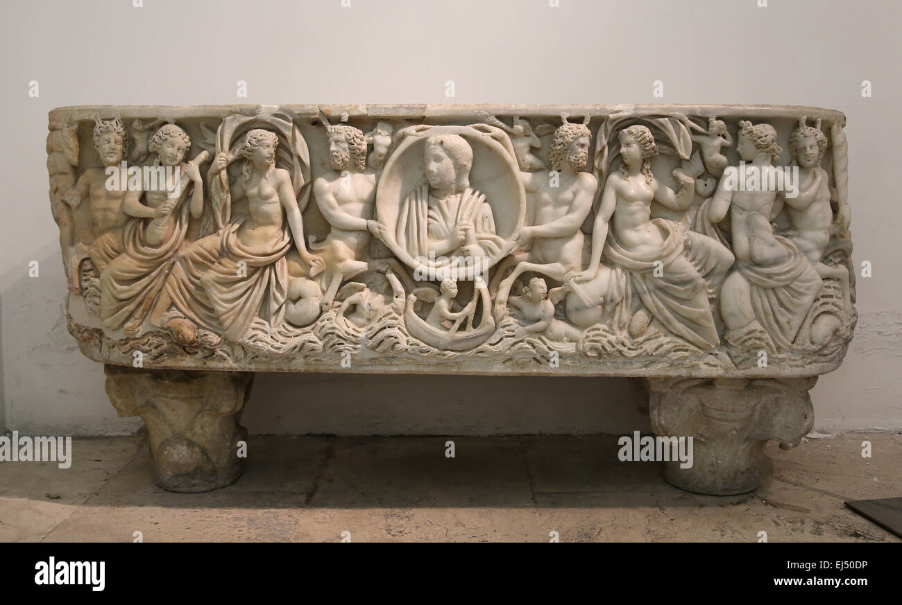 Sarcophage de la Quinta Flavia Severina. Soulagement avec Néréide et Triton. 3e siècle. À partir de Rome. Les musées du Capitole. Rome. Banque D'Images