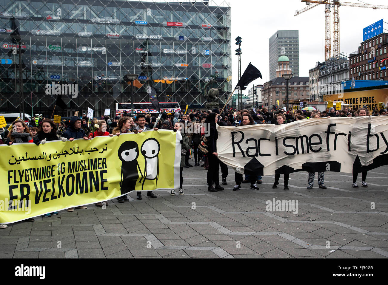 Copenhague, Danemark, March 21st, 2015 : Le rallye à l'appui de l'ONU Journée internationale contre le racisme arrive à la place de l'Hôtel de Ville. La gauche s'énonce comme suit : "Les réfugiés et les musulmans sont les bienvenus" et le bon signe : "Le racisme" de la ville libre de droits Photo crédit : OJPHOTOS/Alamy Live News Banque D'Images