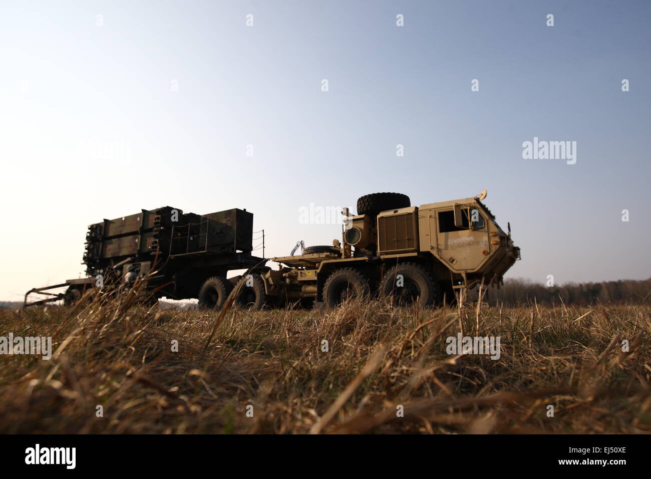 Sochaczew, Pologne, 21 mars 2015 l'Europe de l'armée américaine 10e armée de défense antimissile de l'air et de l'unité déployée à la Pologne pour l'exercice de défense antimissile. Batterie Delta, 5e Bataillon, 7e Régiment d'artillerie de défense aérienne participe à l'exercice d'une semaine dans le cadre d'une série d'activités dans le cadre de l'opération Atlantic résoudre, qui vise à rassurer les alliés, démontrer l'absence de mouvement et de dissuader l'agression régionale sur le flanc est de l'OTAN. Credit : Michal Fludra/Alamy Live News Banque D'Images