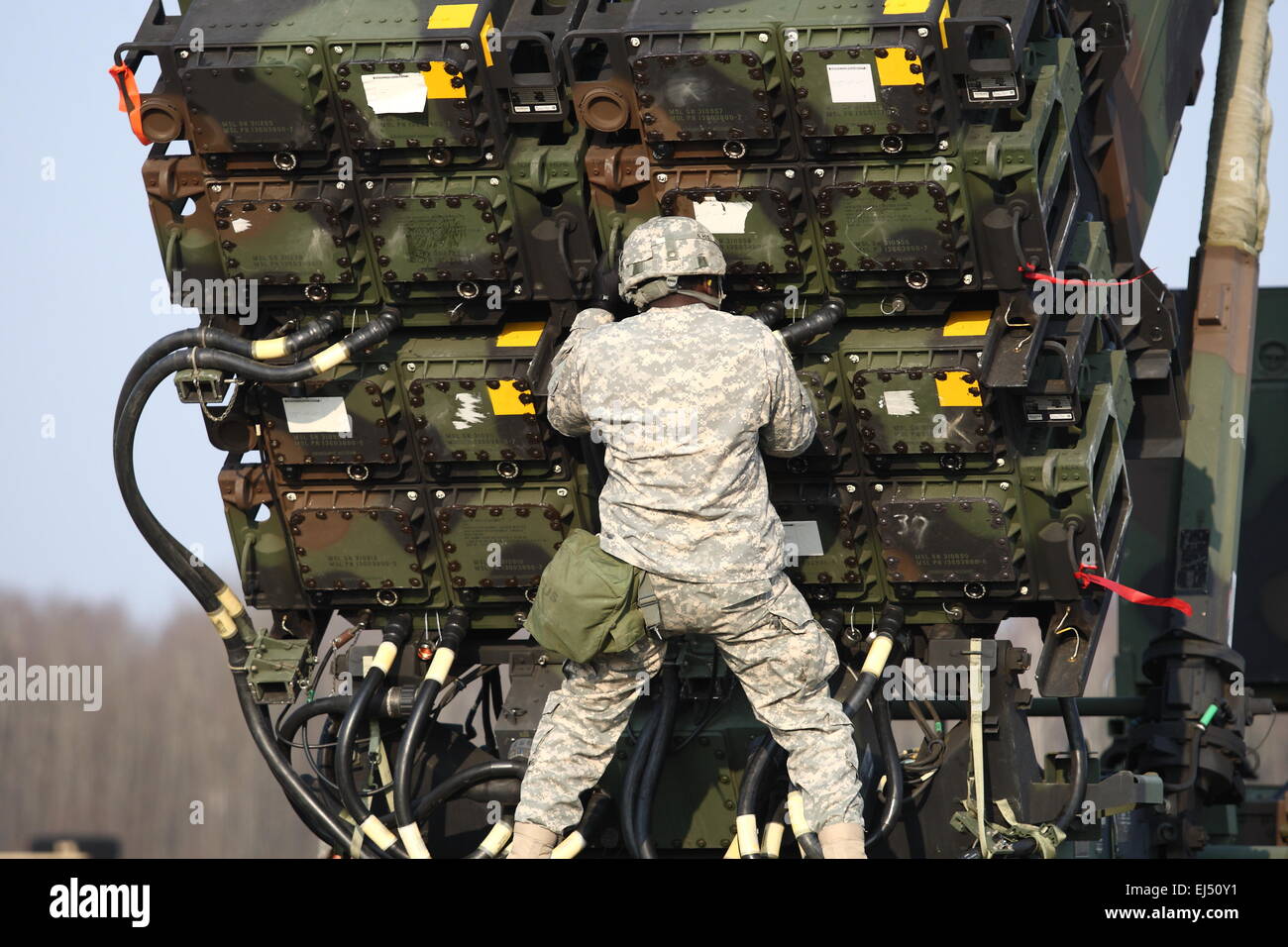 Sochaczew, Pologne, 21 mars 2015 l'Europe de l'armée américaine 10e armée de défense antimissile de l'air et de l'unité déployée à la Pologne pour l'exercice de défense antimissile. Batterie Delta, 5e Bataillon, 7e Régiment d'artillerie de défense aérienne participe à l'exercice d'une semaine dans le cadre d'une série d'activités dans le cadre de l'opération Atlantic résoudre, qui vise à rassurer les alliés, démontrer l'absence de mouvement et de dissuader l'agression régionale sur le flanc est de l'OTAN. Credit : Michal Fludra/Alamy Live News Banque D'Images