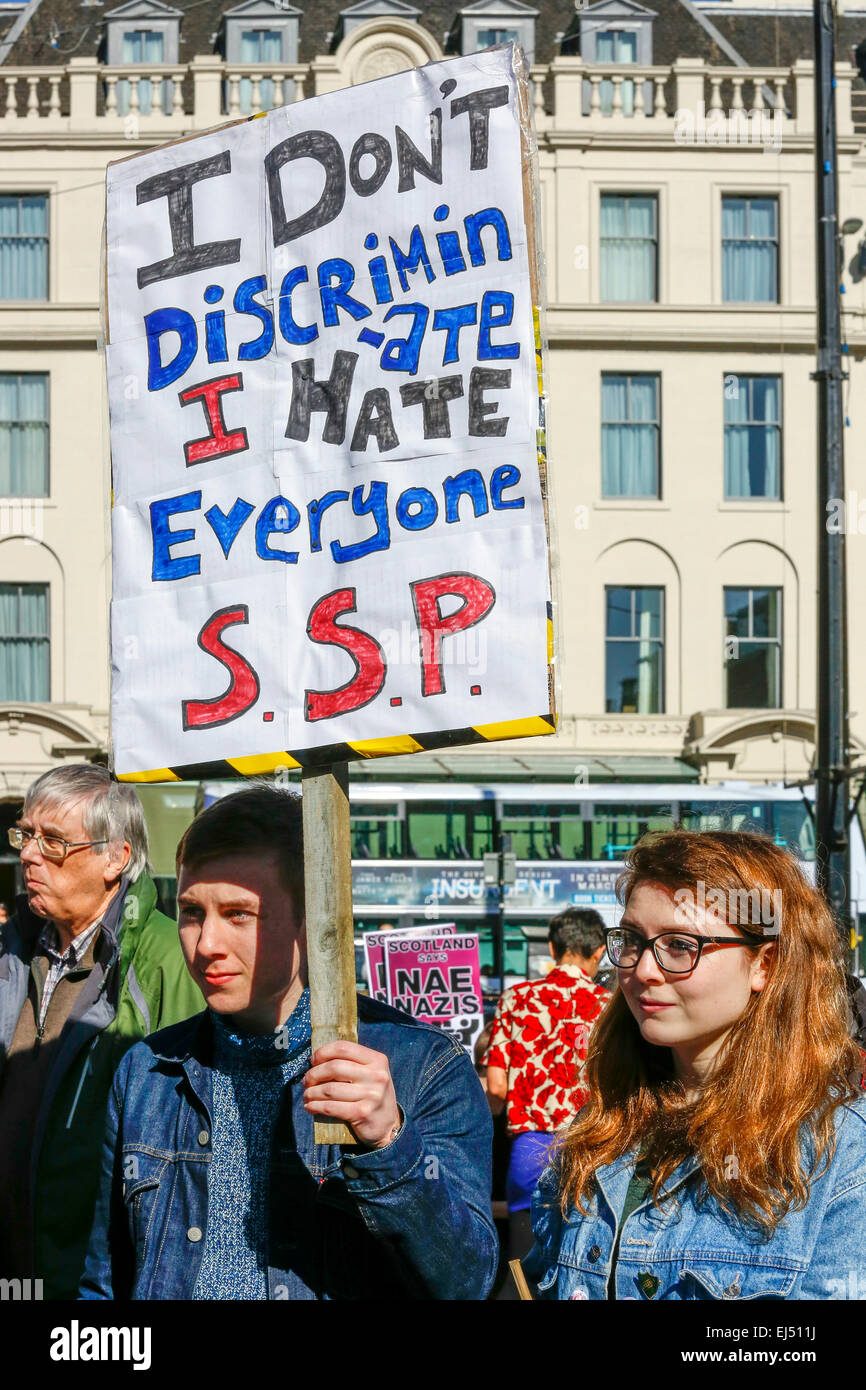 Glasgow, Ecosse, Royaume-Uni. 21 mars, 2015. À l'appui de la Journée internationale pour l'élimination de la discrimination raciale, plus de 1000 personnes ont assisté à un rassemblement à George Square, Glasgow, Royaume-Uni. Pour promouvoir la proclamation des Nations Unies sur l'égalité de nombreuses personnalités politiques, les dirigeants d'associations et syndicats ont rejoint les leaders des manifestants qui avaient voyagé à travers l'Ecosse et le nord de l'Angleterre au mois de mars à travers le centre-ville de Glasgow à l'appui. Juin Minnery, président de la STUC parlant à la manifestation Banque D'Images