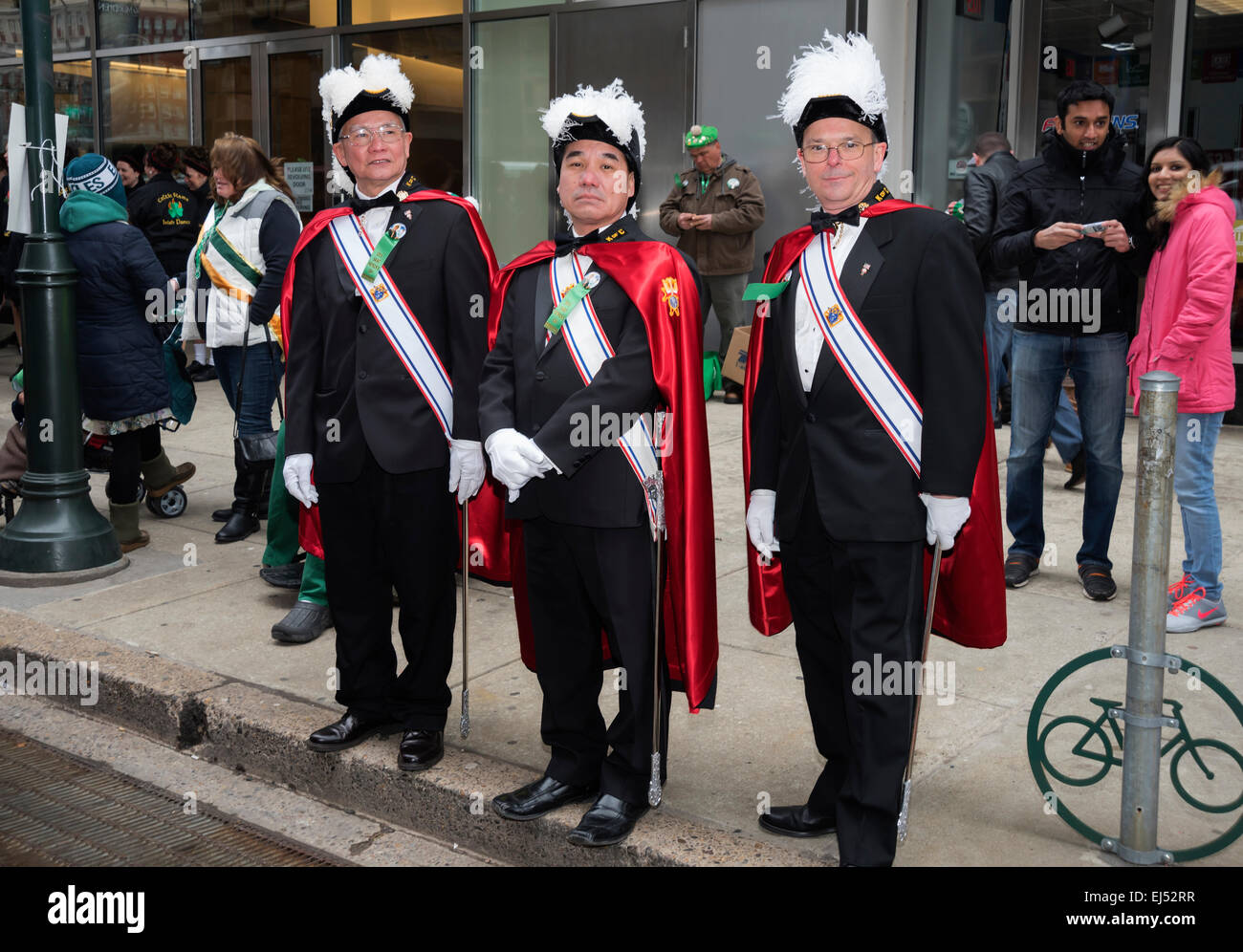 Les invités honorés en tenue officielle accueillent les participants à la parade, St. Patrick's Day Parade, Philadelphie, USA Banque D'Images