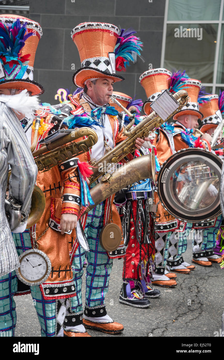 Jouer au saxophone de musiciens de groupes de cordes, St. Patrick's Day Parade, Philadelphie, PA, USA Banque D'Images