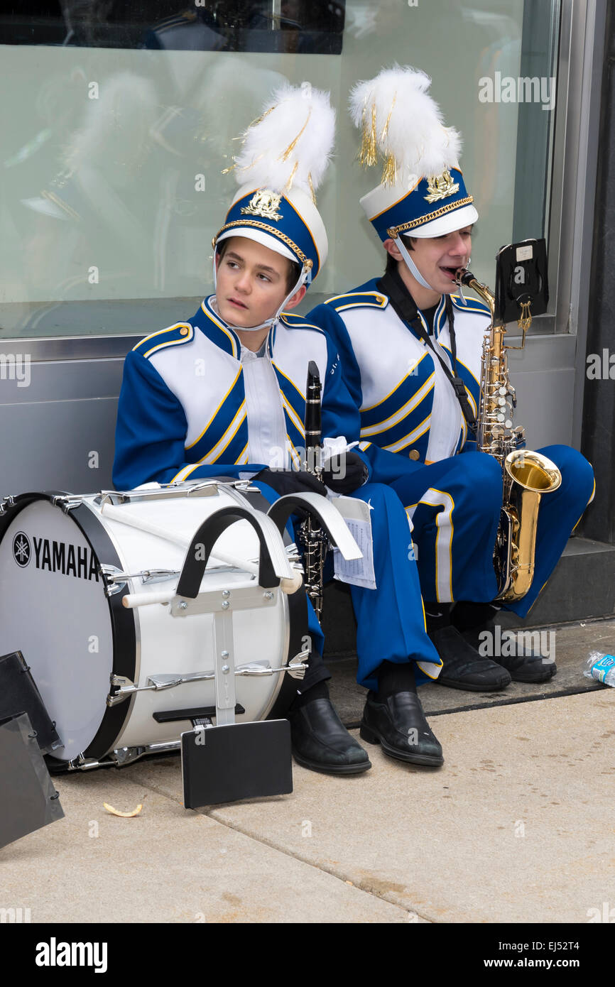 Deux jeunes musiciens en costume bleu vif et blanc en prévision de la parade, St. Patrick's Day Parade, Philadelphie, Pennsylvanie, États-Unis Banque D'Images