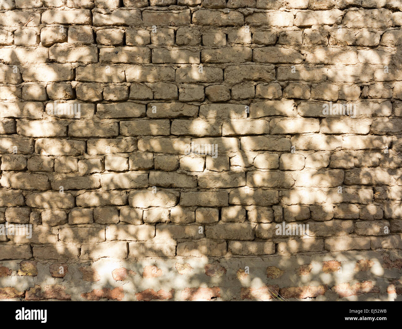 Detail close up d'un espace de mur de brique de boue dans la lumière, l'Afrique Égypte pommelé Banque D'Images