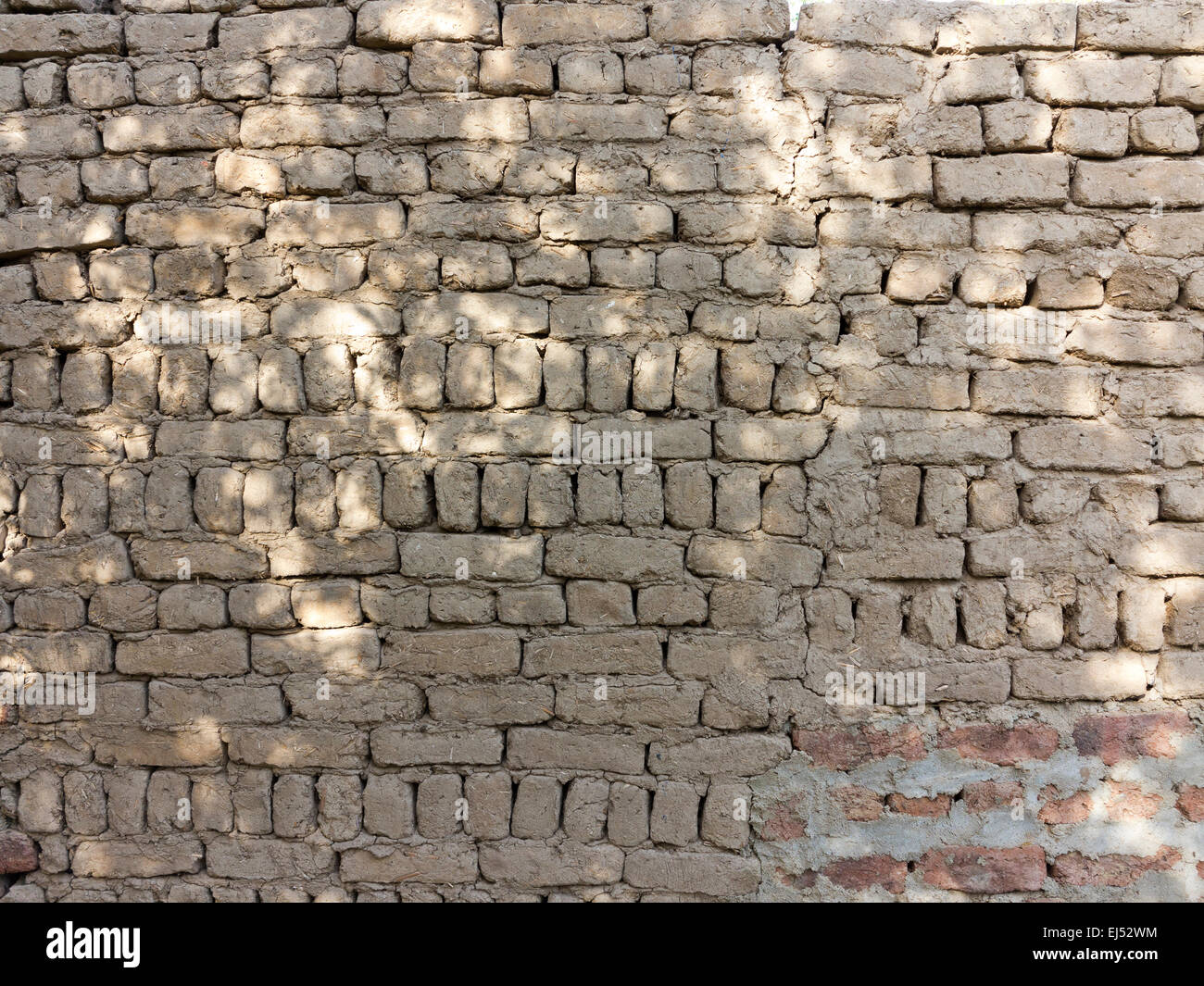 Detail close up d'un espace de mur de brique de boue dans la lumière, l'Afrique Égypte pommelé Banque D'Images