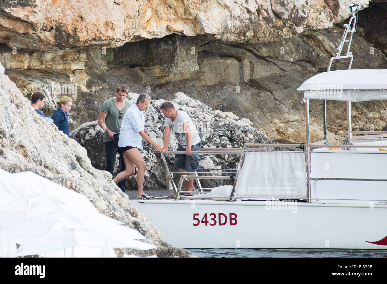 Photographe de mode Mario Testino sur le plateau de l''Hotel Excelsior Dubrovnik, une fonction de prise de vue pour Vogue avec modèle néerlandais Lara Stone. Au cours d'une pause, Testino est repéré plongée sous-marine dans l'eau pour nager. Avec : Mario Testino Où : Dubrovnik, Croatie Quand : 16 mai 2014 Banque D'Images