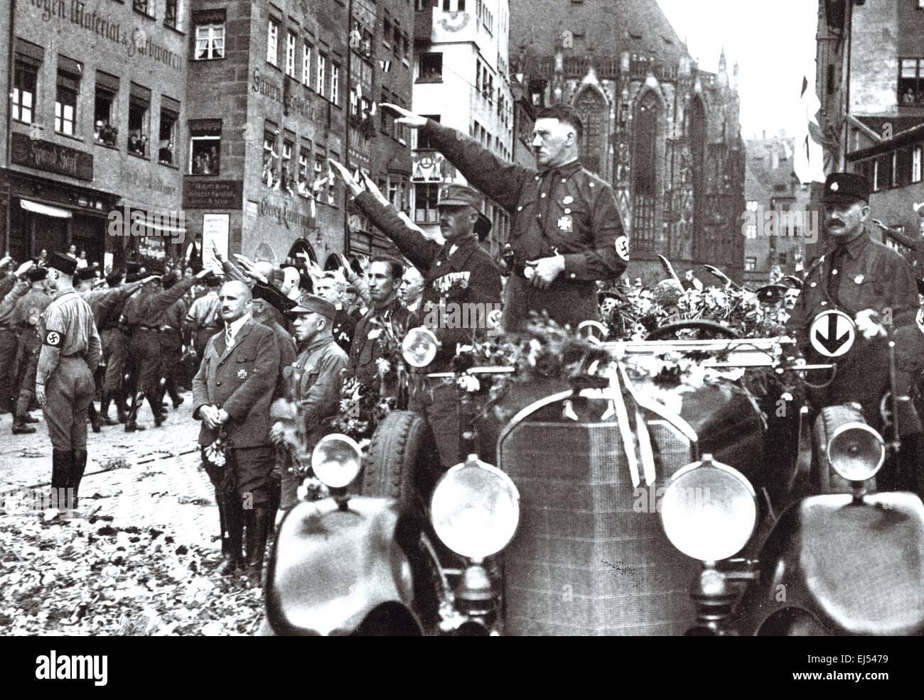 HITLER reçoit le salut au Parti nazi en août 1929 rassemblement à Nuremberg avant le 4ème congrès du parti Banque D'Images
