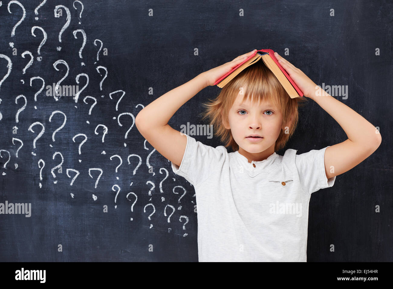 Fatigué et mélangée à l'école primaire garçon avec cheveux ginfer Banque D'Images