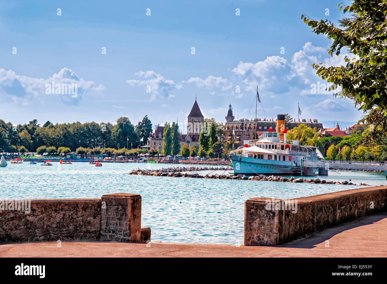 Lausanne Genève quai du lac en été avec bateau à vapeur sur la jetée Banque D'Images