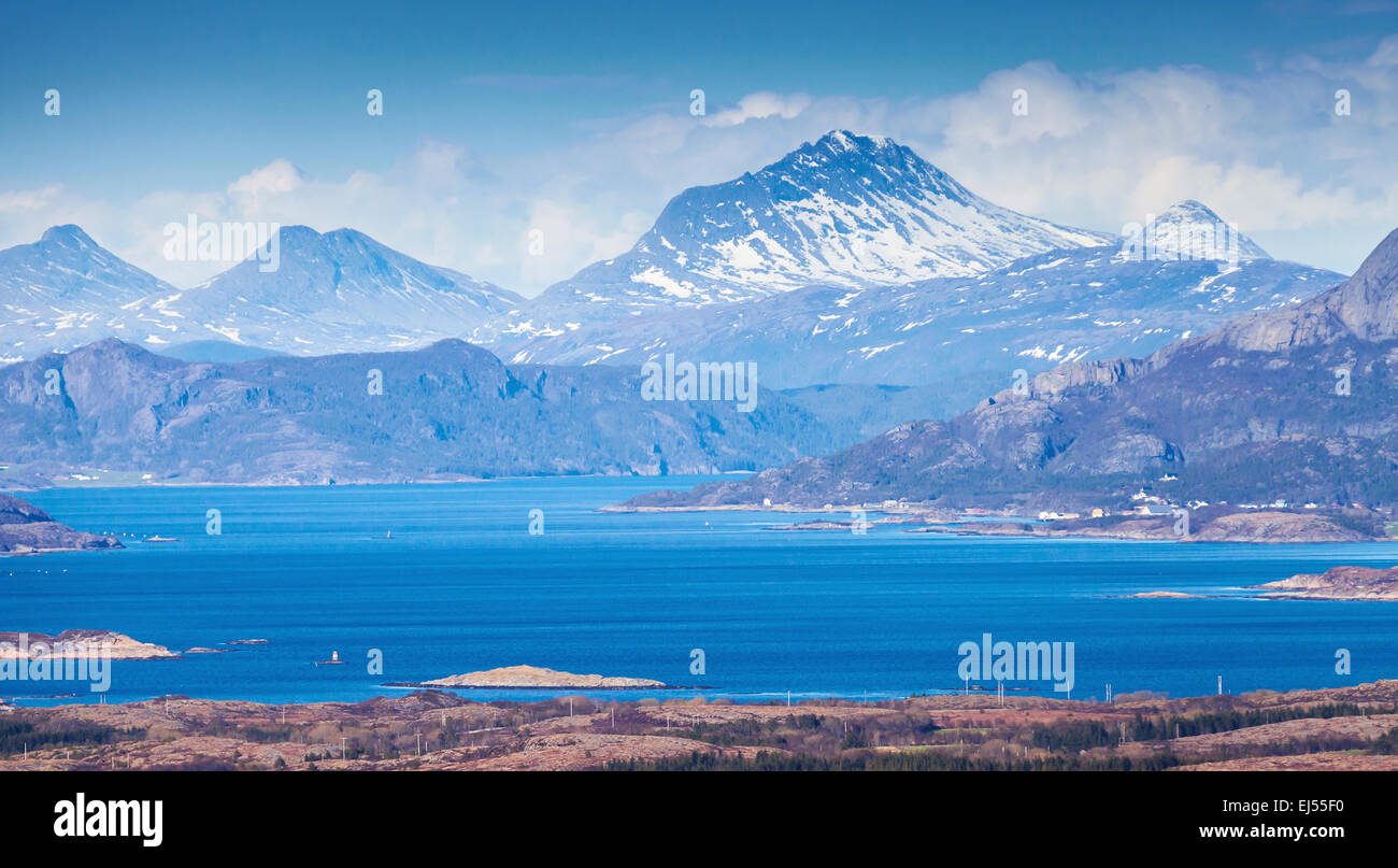 Paysage de montagne norvégiennes côtières avec vue sur la mer et les fjords Banque D'Images