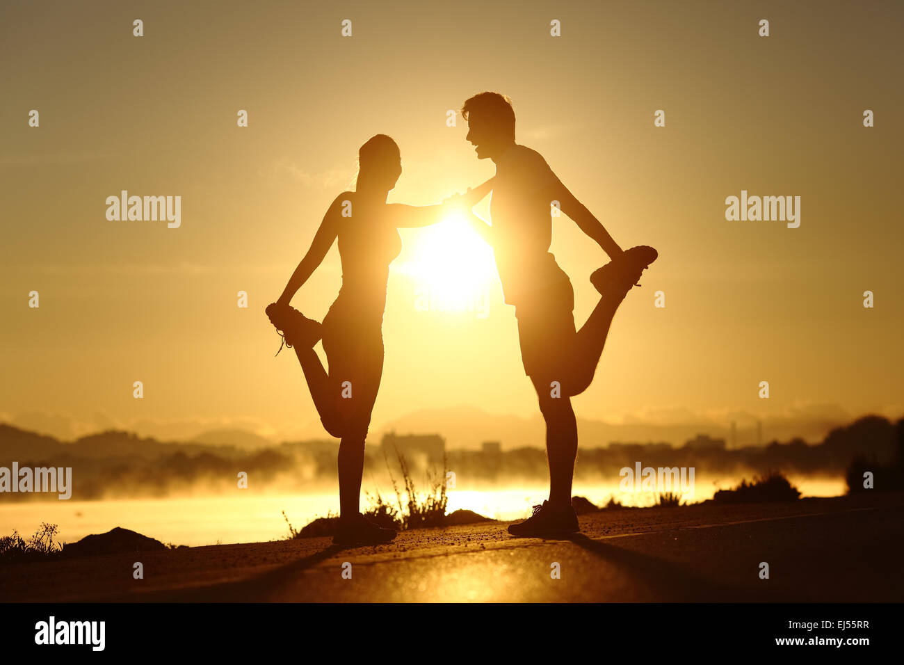 Silhouette Dun Couple De Remise En Forme Stretching Profil