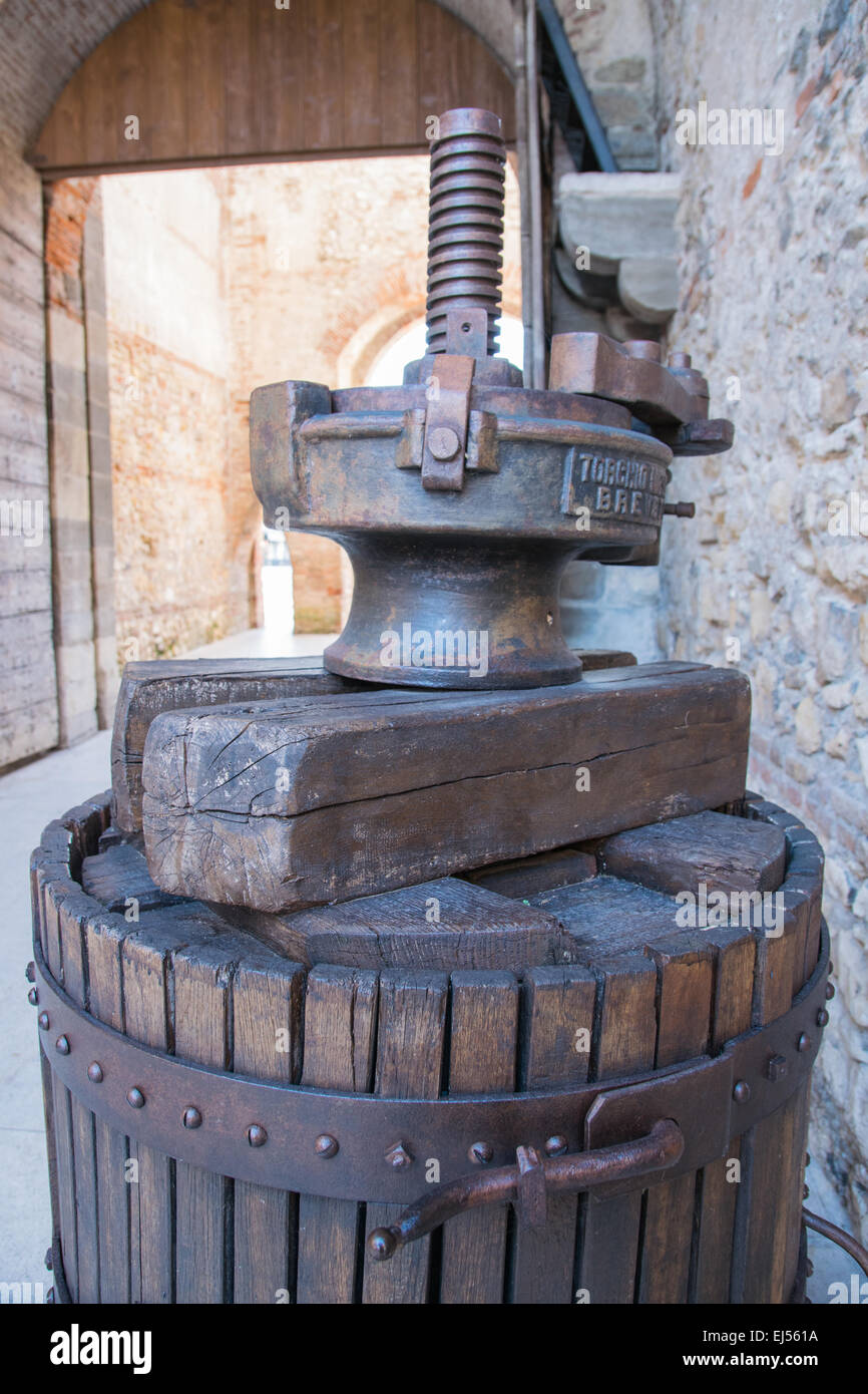 Presse manuelle en bois utilisés pour appuyer sur les raisins et faire du vin en Italie Banque D'Images