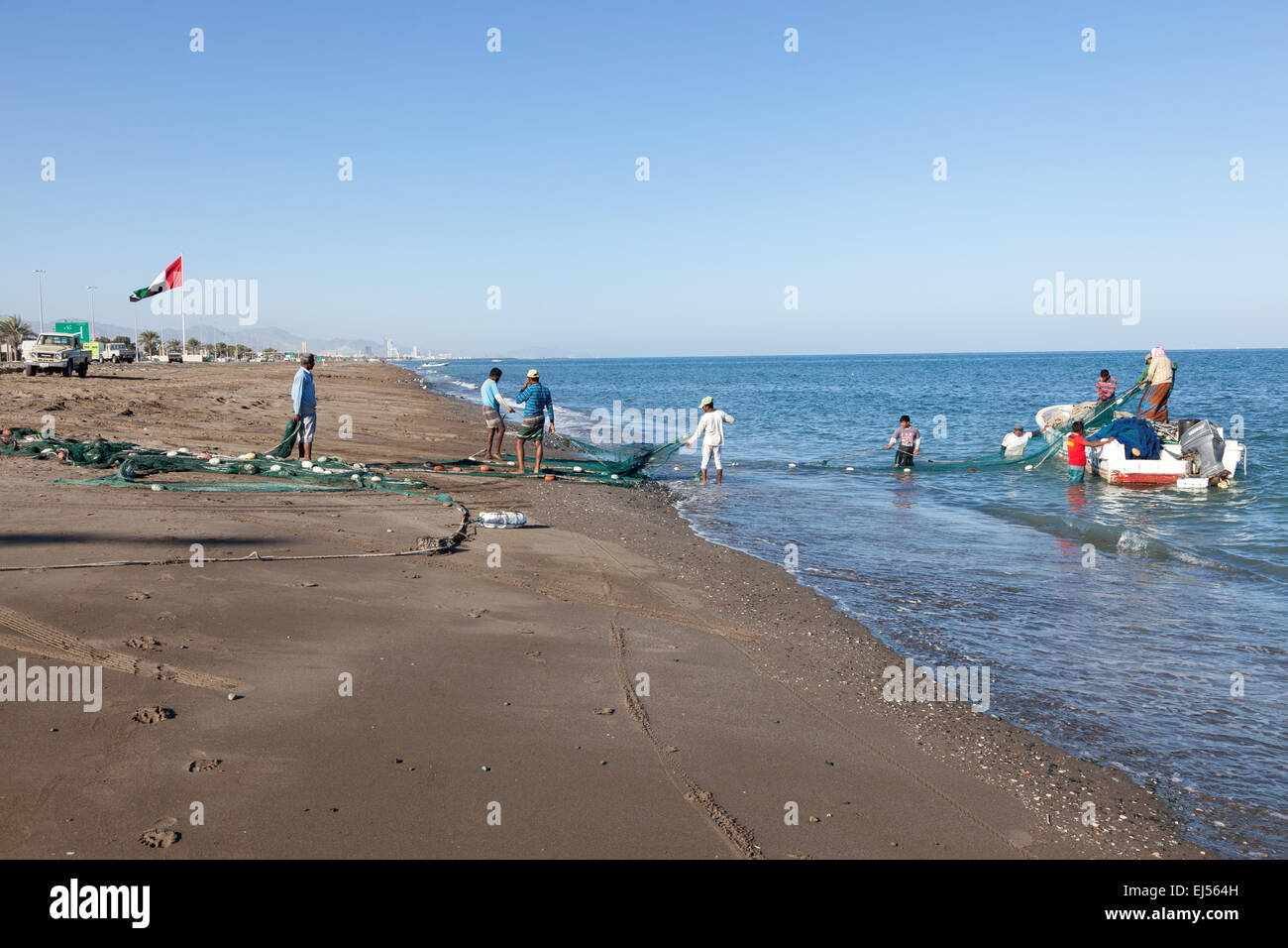 Les pêcheurs préparent leurs filets à la plage de Kalba Banque D'Images