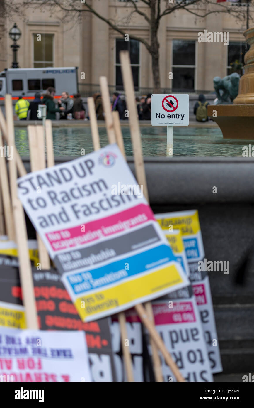 Londres, 21 mars 2015 les plaques de l'anti-racisme rassemblement à Trafalgar Square indiquant 'stand up au racisme et fascisme' se pencha encore une fois Banque D'Images