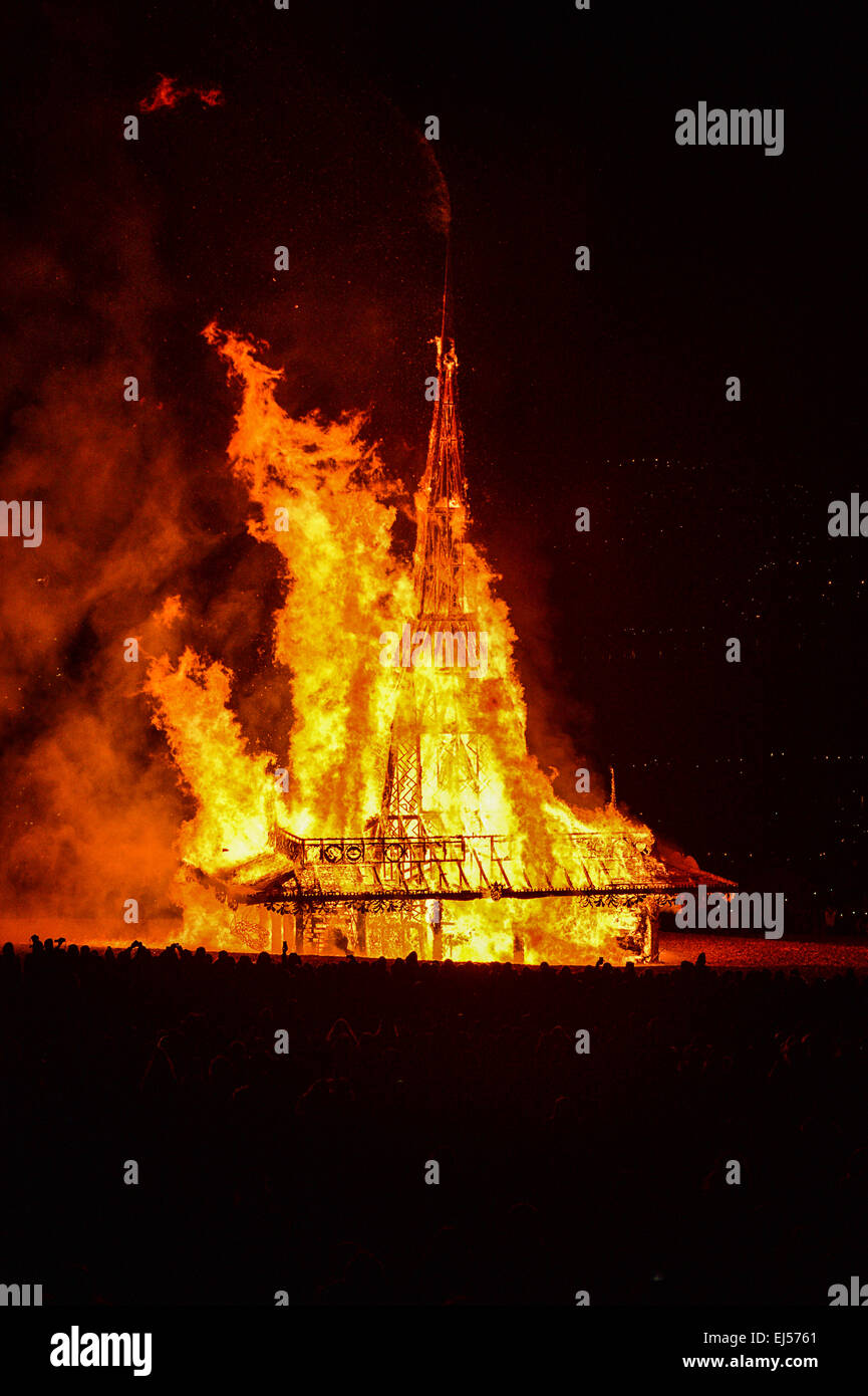 Londonderry, en Irlande du Nord, Royaume-Uni. 21 mars, 2015. 15 000 personnes se rassemblent dans la région de Kelly's Field Londonderry comme l75 pied Burning Man Temple est la proie des flammes. Les visiteurs du temple, créé par l'artiste Californien David Best, a laissé des milliers de messages et des souvenirs de la perte, la douleur et l'espoir d'être brûlé dans l'incendie de cérémonie. Crédit : George Sweeney/Alamy Live News Banque D'Images