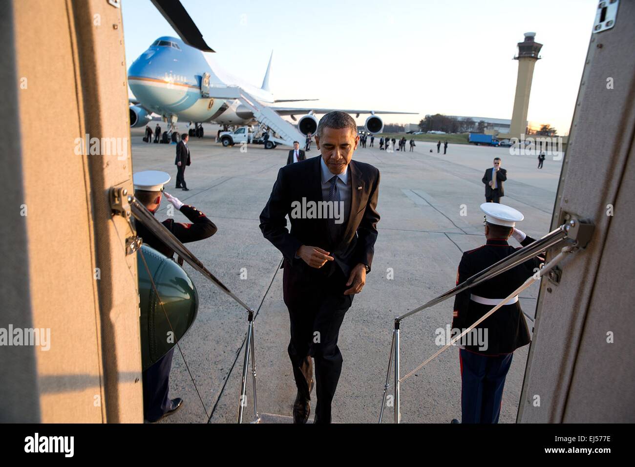 Le président américain Barack Obama à une Marine conseils Joint Base Andrews, en route vers la Maison Blanche à la suite d'un voyage à New Jersey le 15 décembre 2014 dans l'arrêt Andrews, dans le Maryland. Banque D'Images
