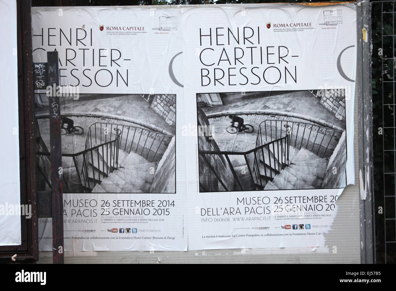 Des affiches de l'exposition du photographe français Henri Cartier-Bresson au Musée de l'Ara Pacis à Rome, Italie. La photo prise par Henri Cartier-Bresson (1932) à Hyères, France, est utilisé dans les affiches. Banque D'Images
