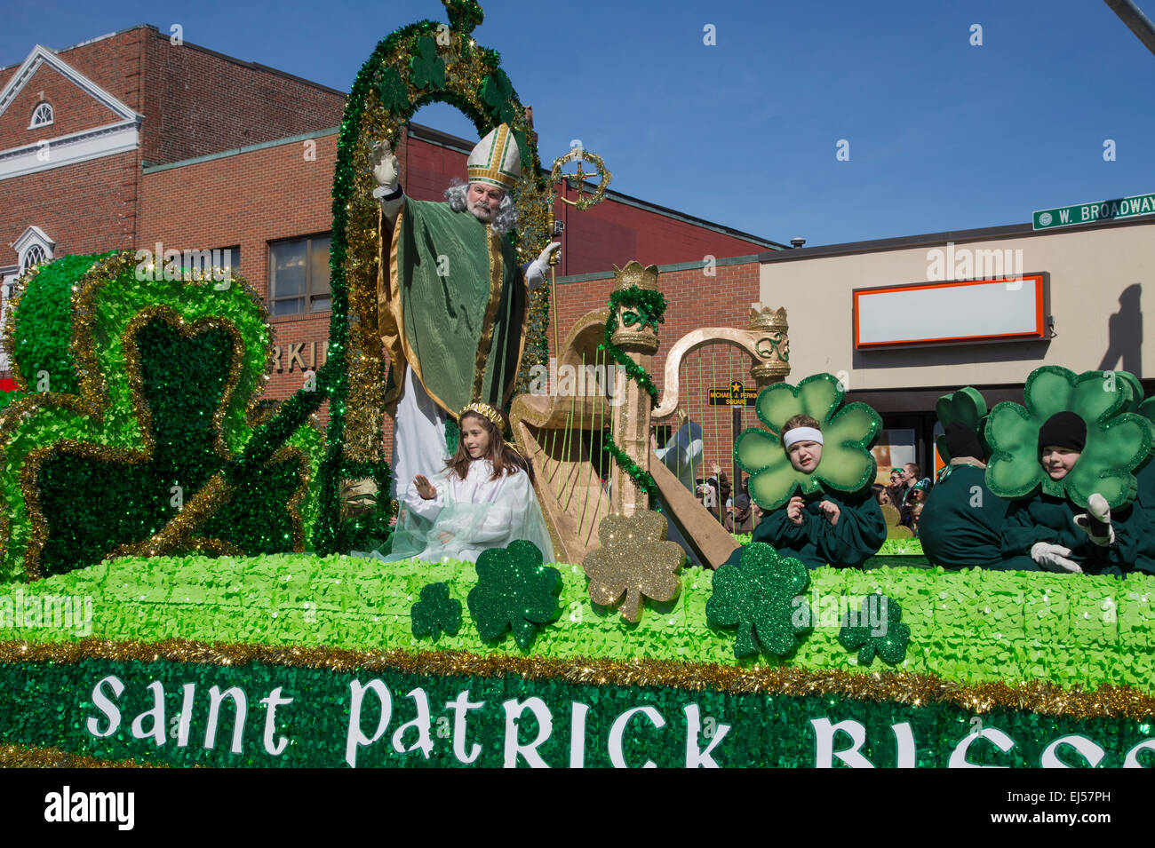 Bénédiction de saint Patrick foule, le jour de la Saint Patrick Parade, 2014, South Boston, Massachusetts, USA Banque D'Images