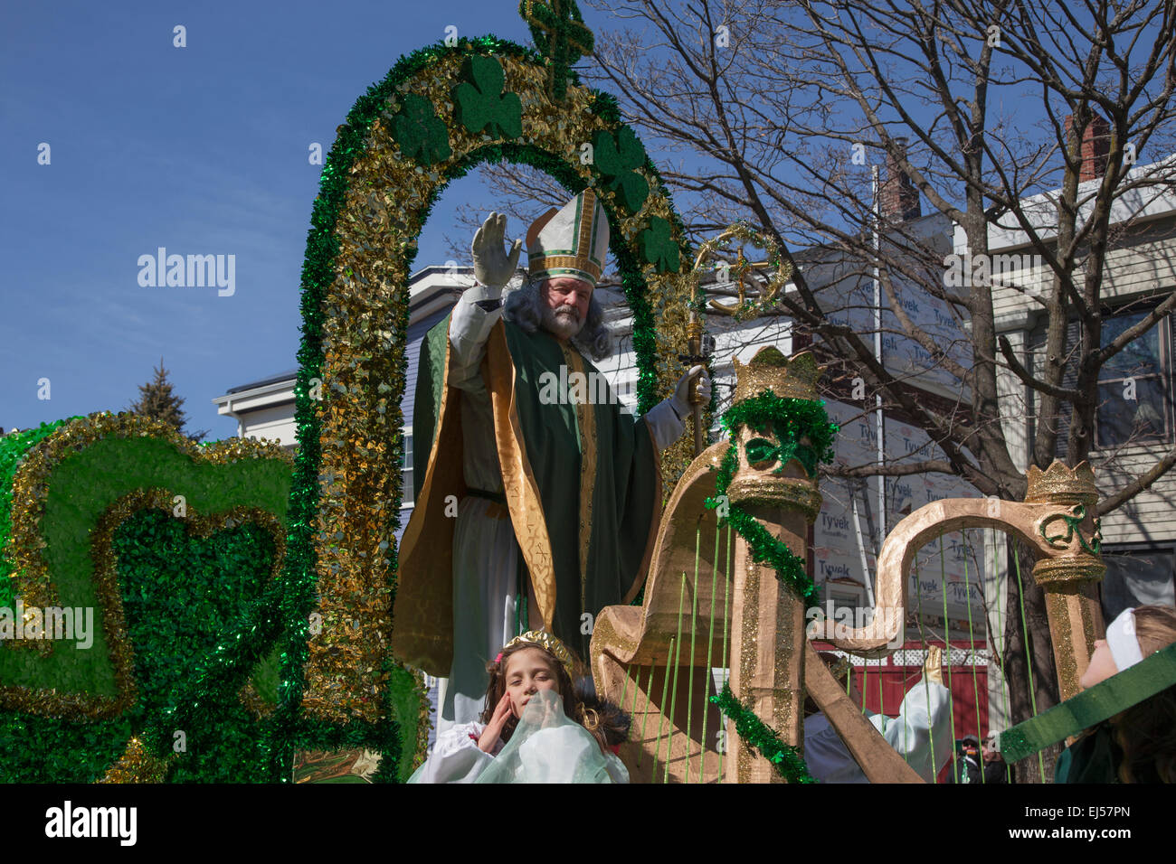 Bénédiction de saint Patrick foule, le jour de la Saint Patrick Parade, 2014, South Boston, Massachusetts, USA Banque D'Images
