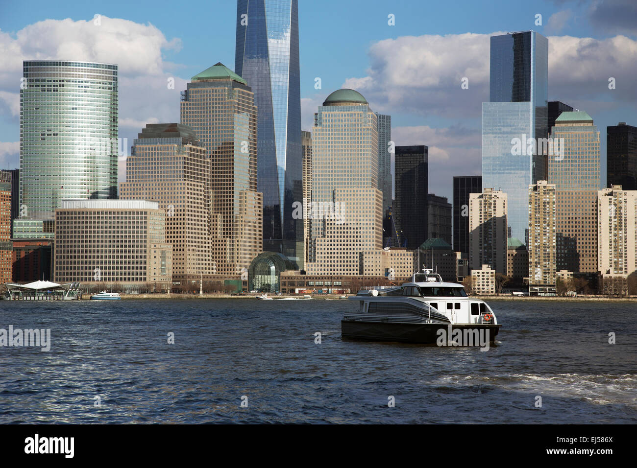 New York City Skyline on water avec One World Trade Center (WTC), 1Freedom Tower, New York City, New York, USA, New York State, USA Banque D'Images